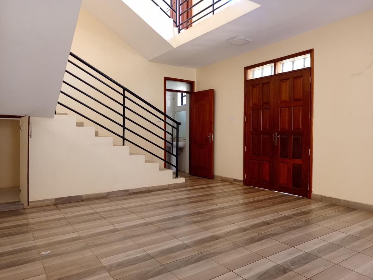 5 Bed Townhouse with En Suite in Kyuna - 2