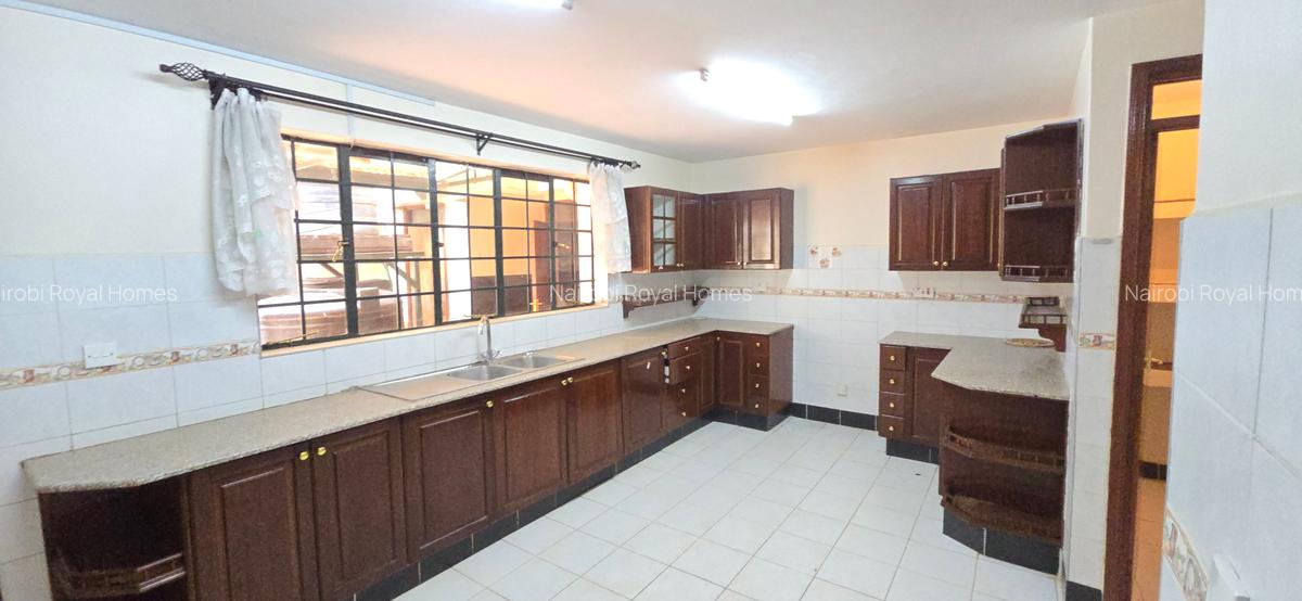 5 Bed Townhouse with En Suite at Lavington Road Green - 13