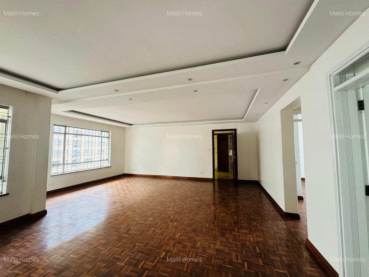4 Bed Apartment in Riverside - 4
