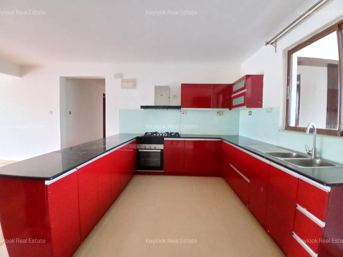 3 Bed Apartment with En Suite at Lavington - 12
