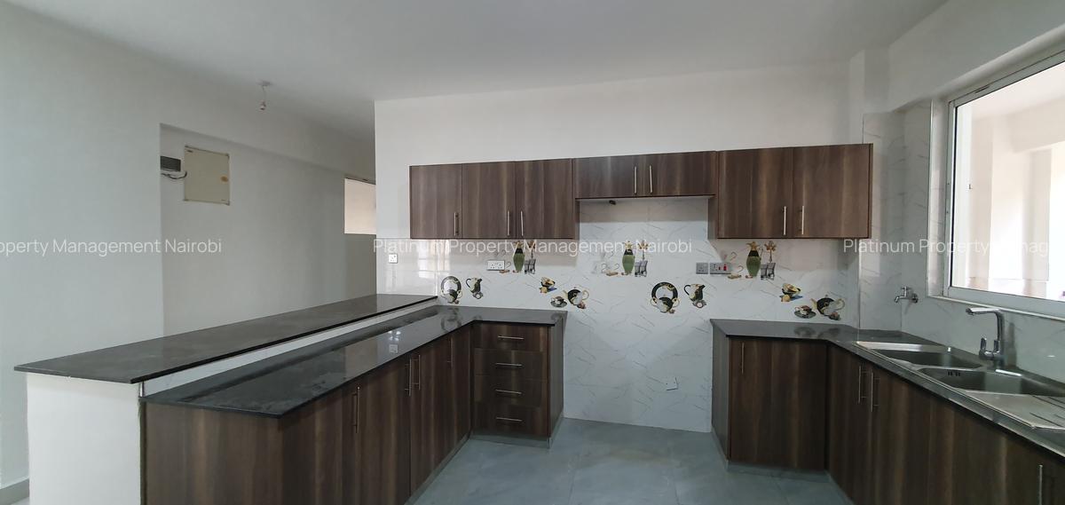 4 Bed Apartment with En Suite in Parklands - 6