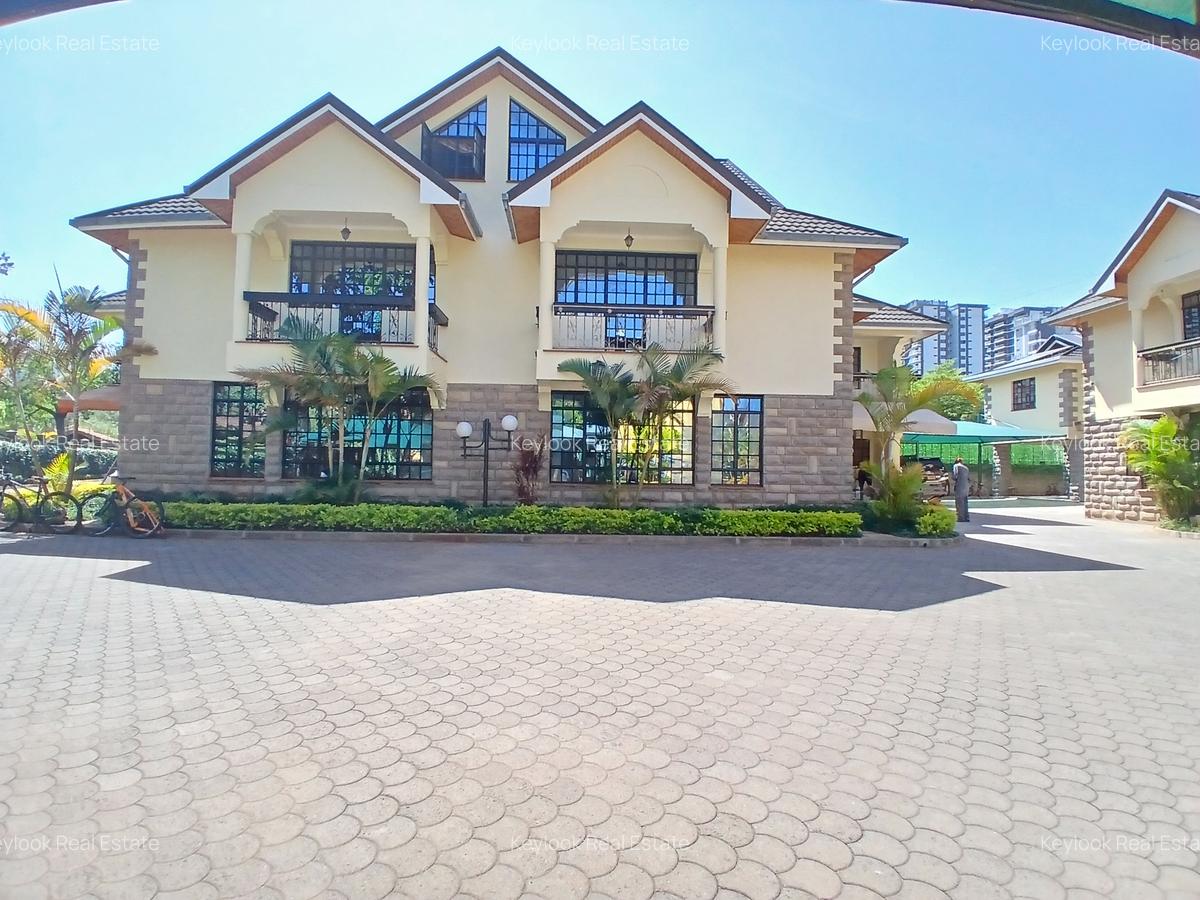 5 Bed Townhouse with En Suite at Lavington - 1