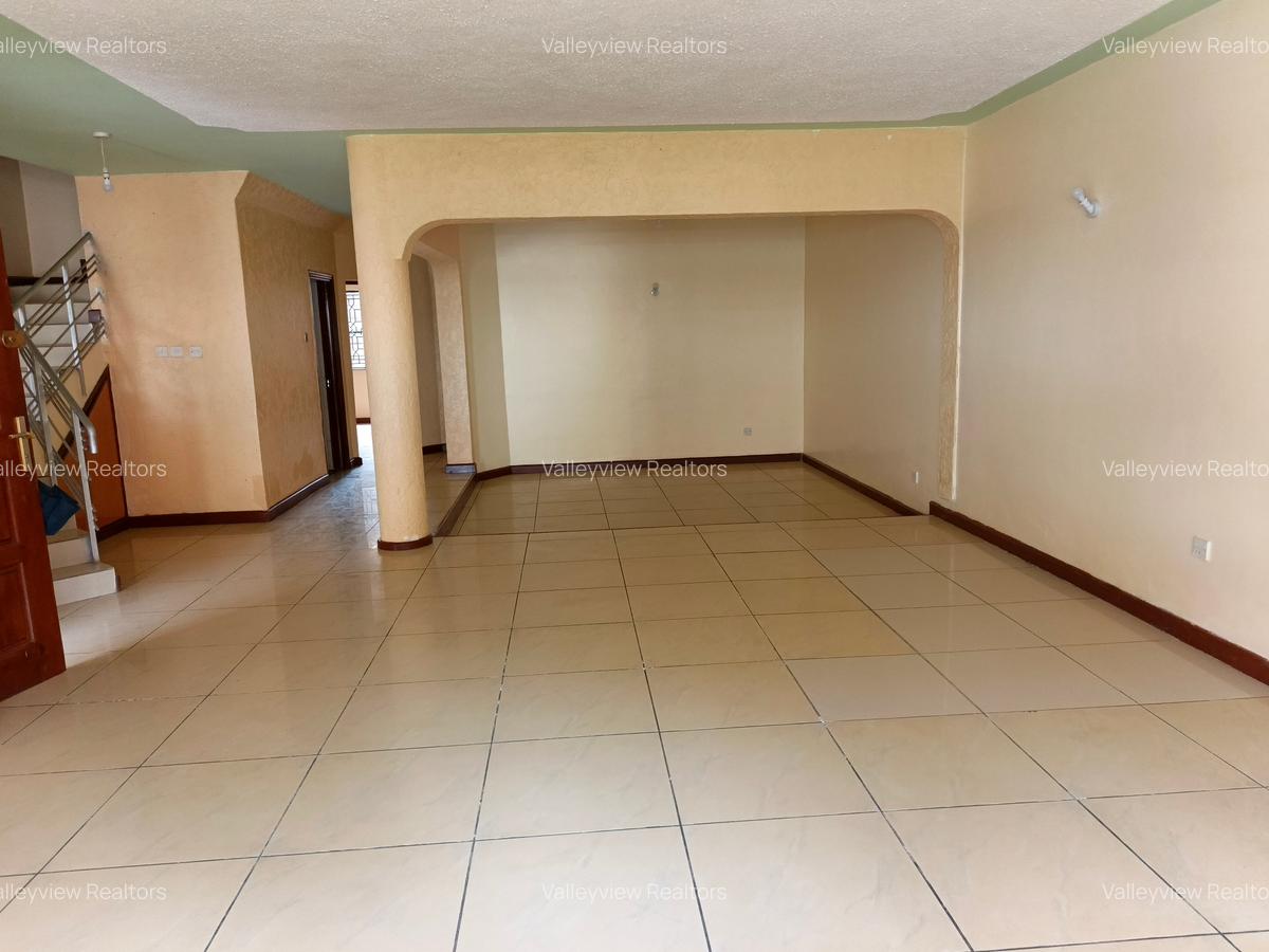 5 Bed Townhouse with En Suite at Lavington - 3