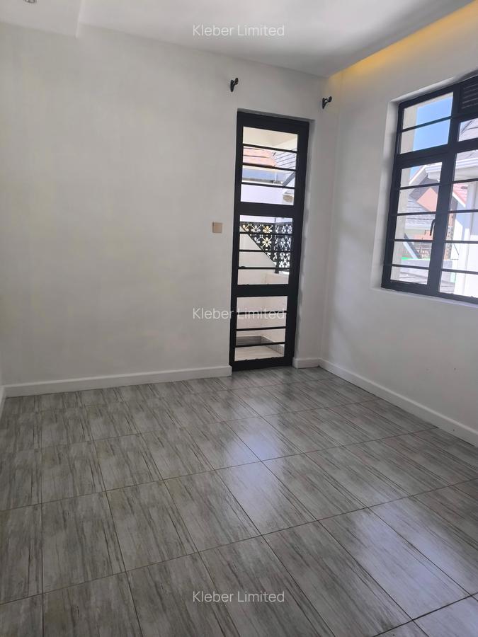 4 Bed House with En Suite in Membley - 14