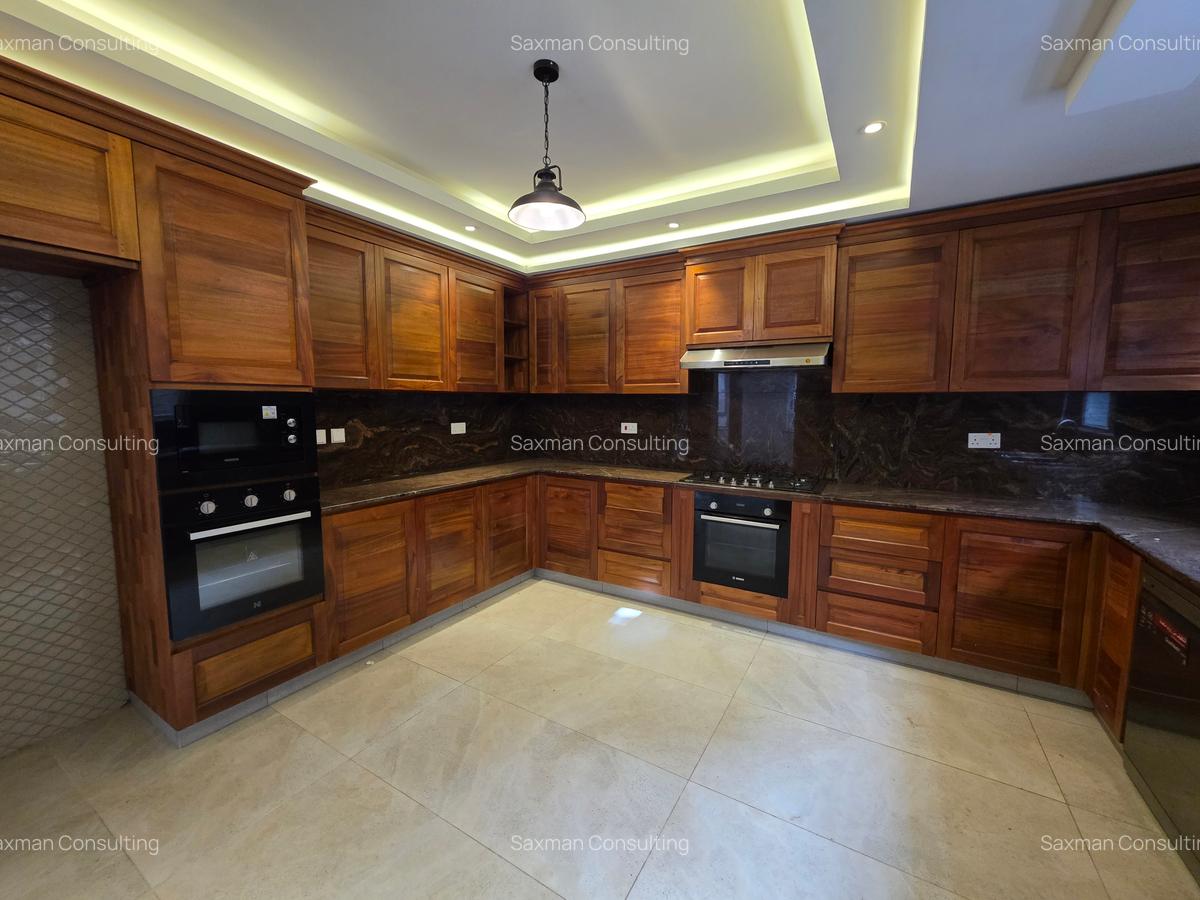 5 Bed Townhouse with En Suite in Lavington - 14