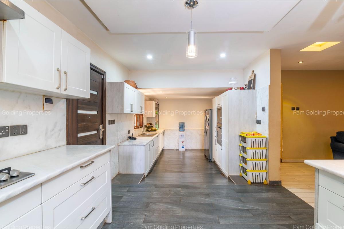 7 Bed House with En Suite in Kyuna - 6