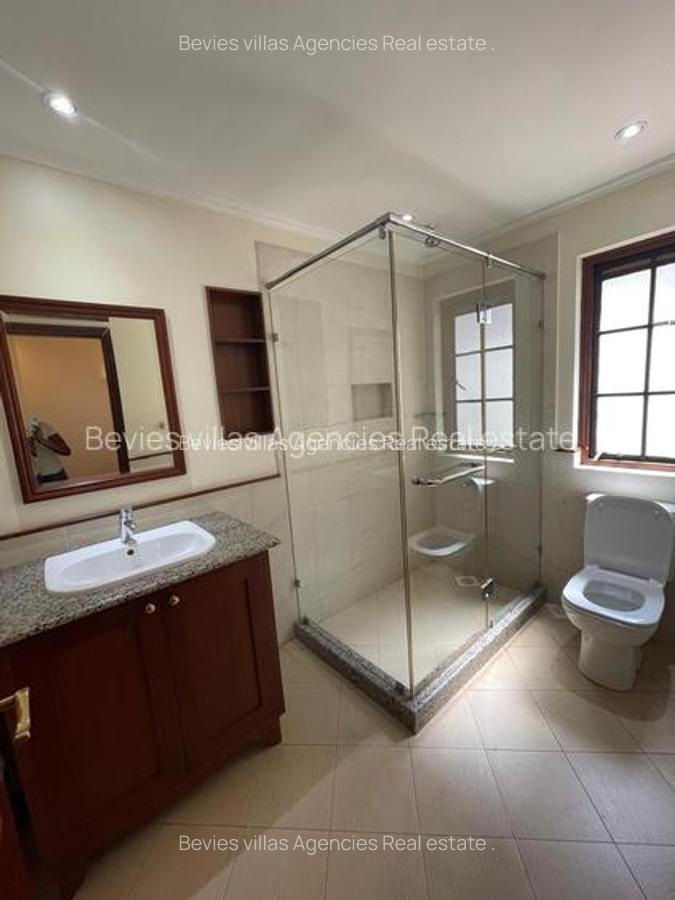 4 Bed Townhouse with En Suite in General Mathenge - 8