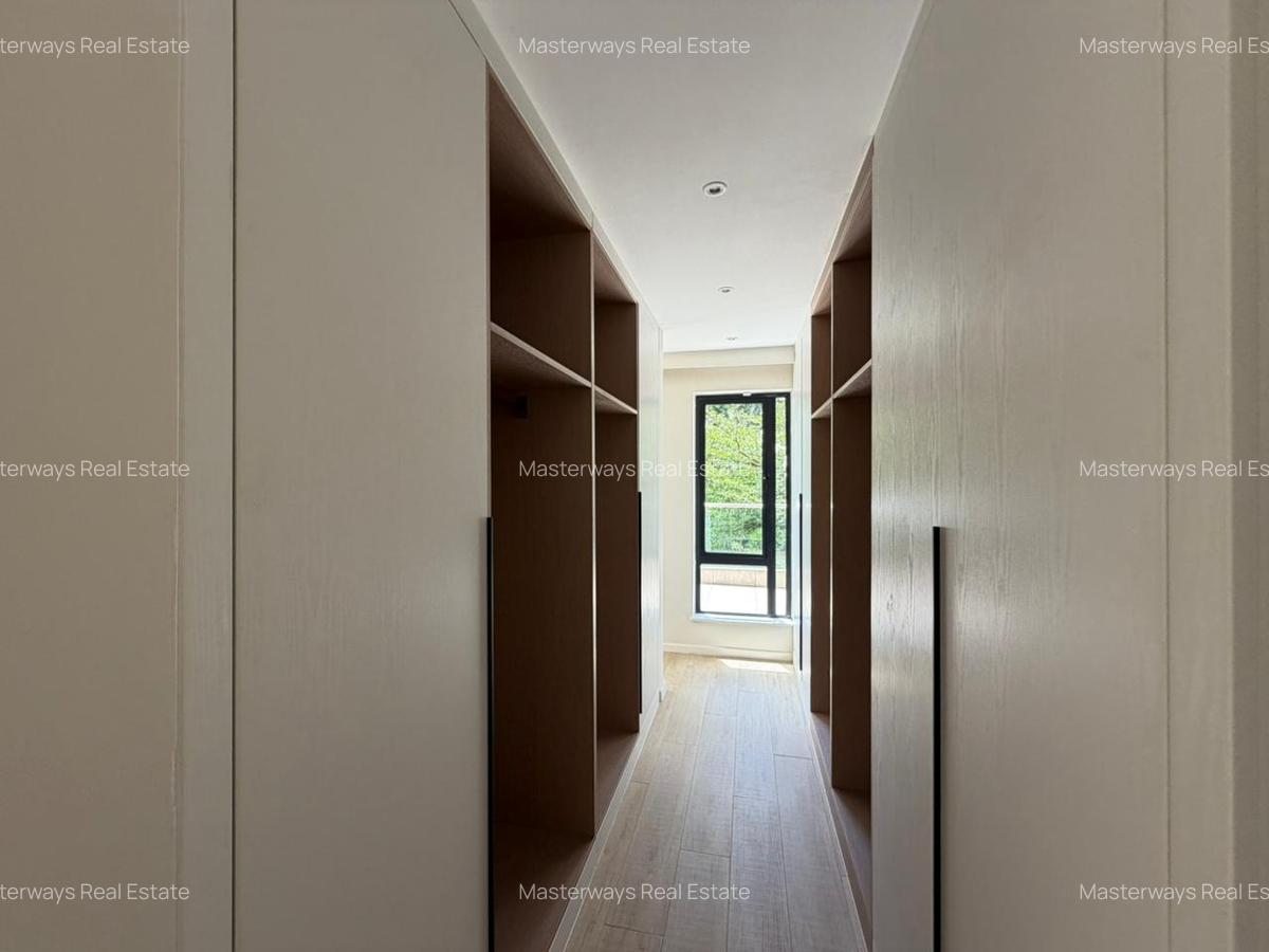 6 Bed Villa with En Suite in Kyuna - 8