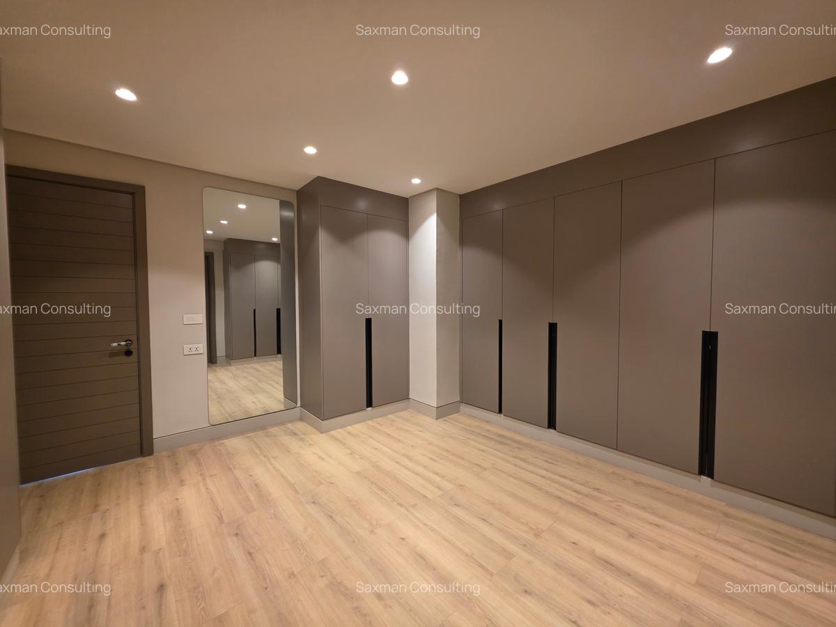 5 Bed House with En Suite in Brookside - 4