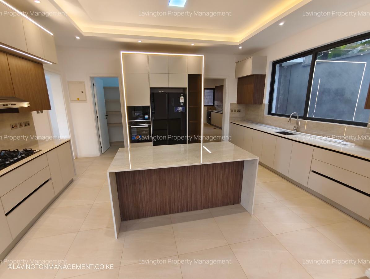 5 Bed House with En Suite at Lavington Green - 4