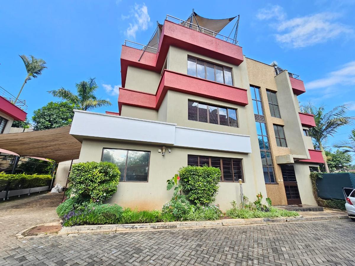 5 Bed House with En Suite in Lavington - 3