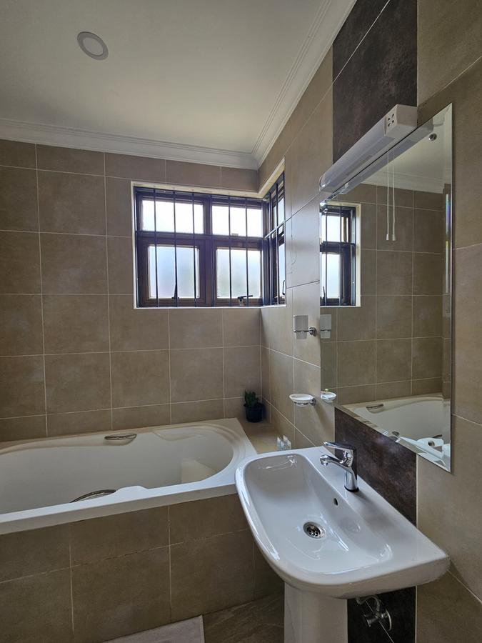 Furnished 3 Bed Apartment with En Suite in Dennis Pritt - 8