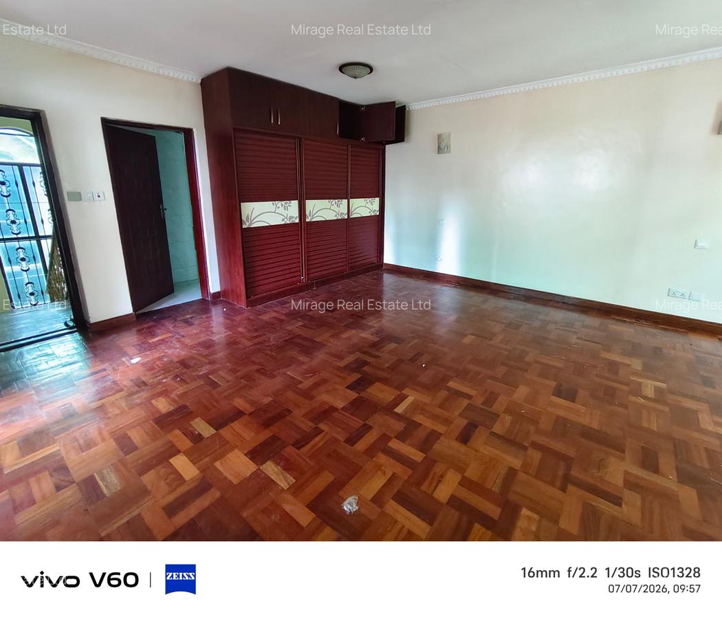 5 Bed Villa with En Suite in Lavington - 6