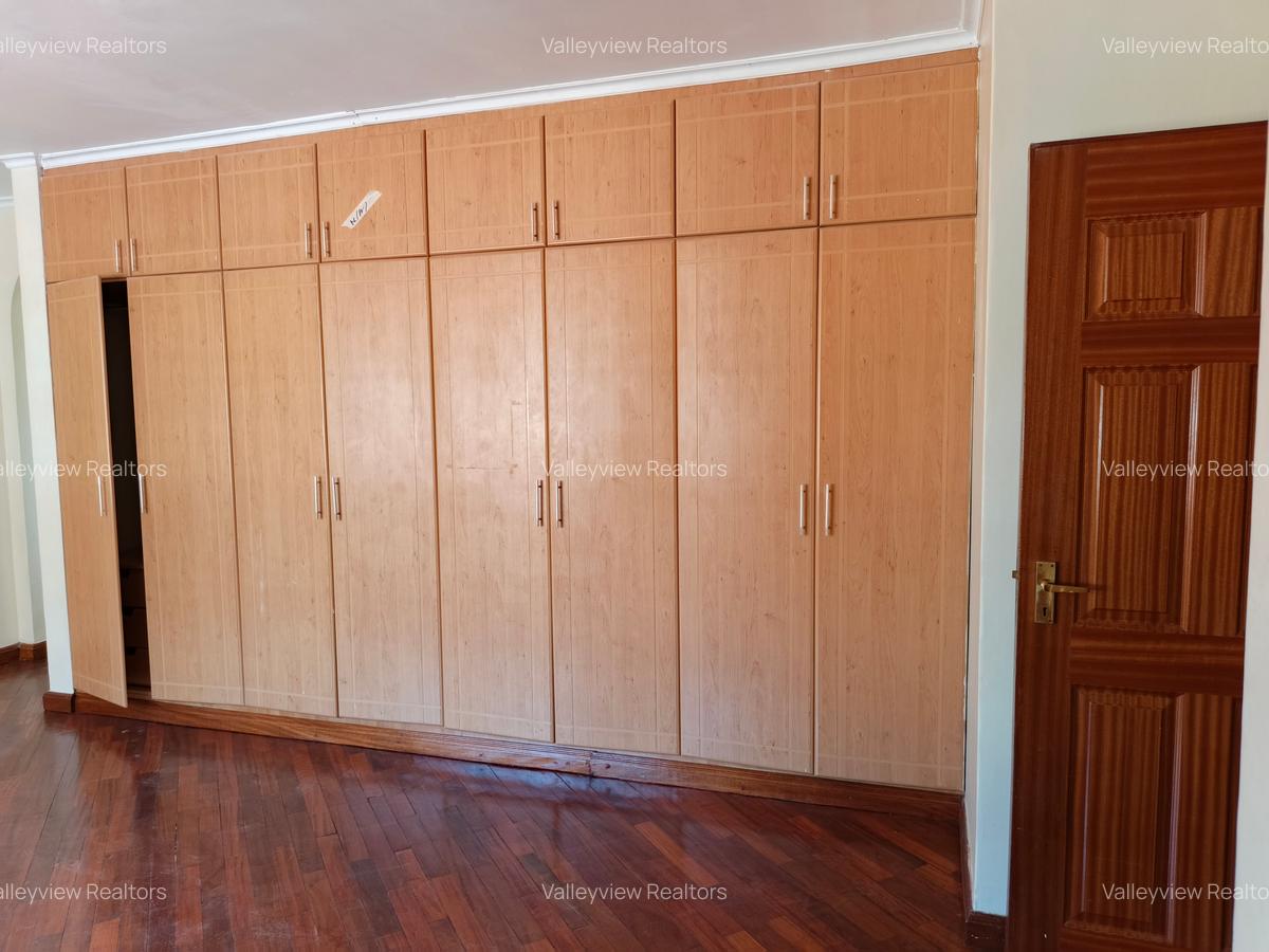 4 Bed Townhouse with En Suite at Lavington - 14
