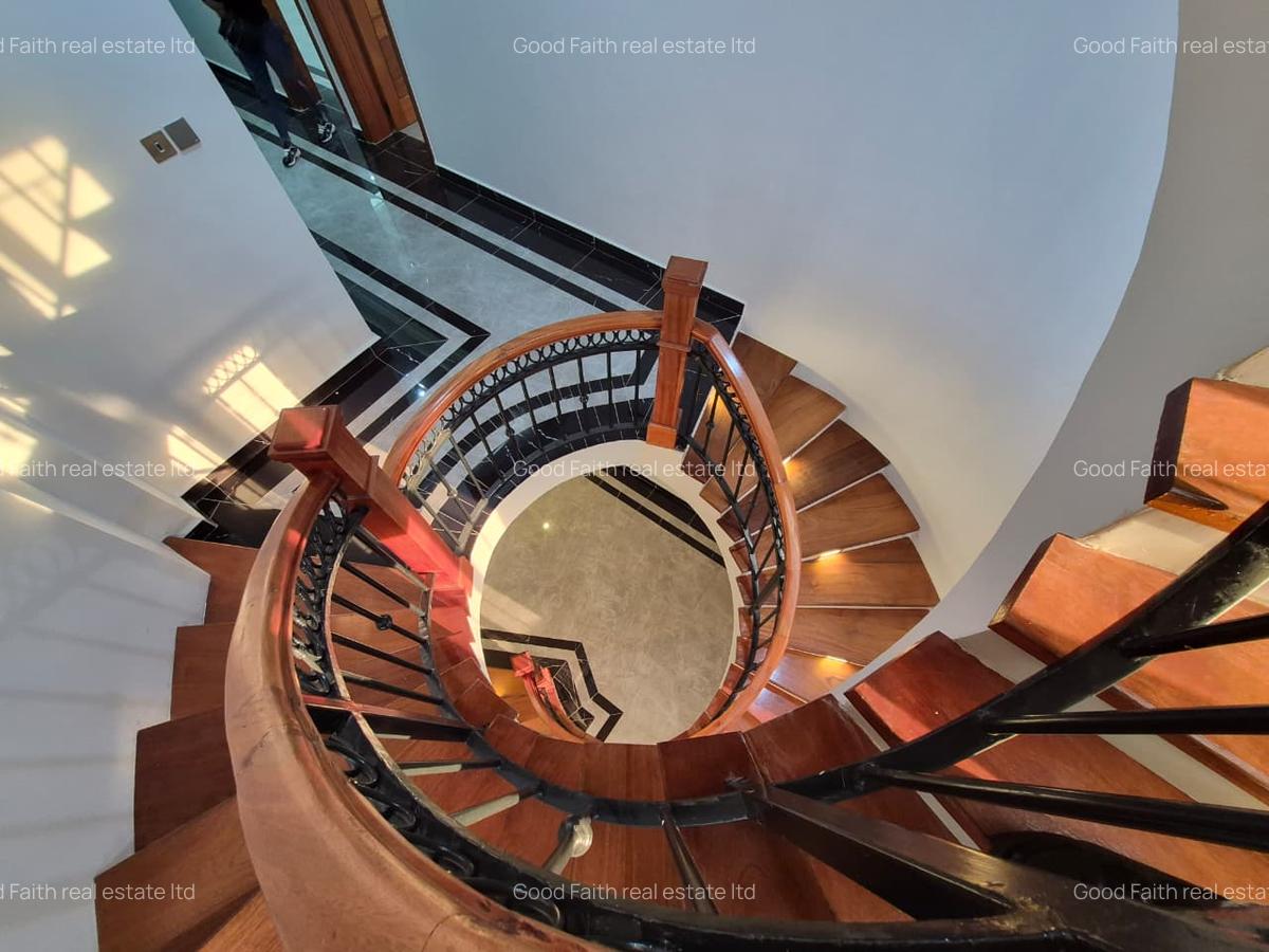 5 Bed House with En Suite in Runda - 9