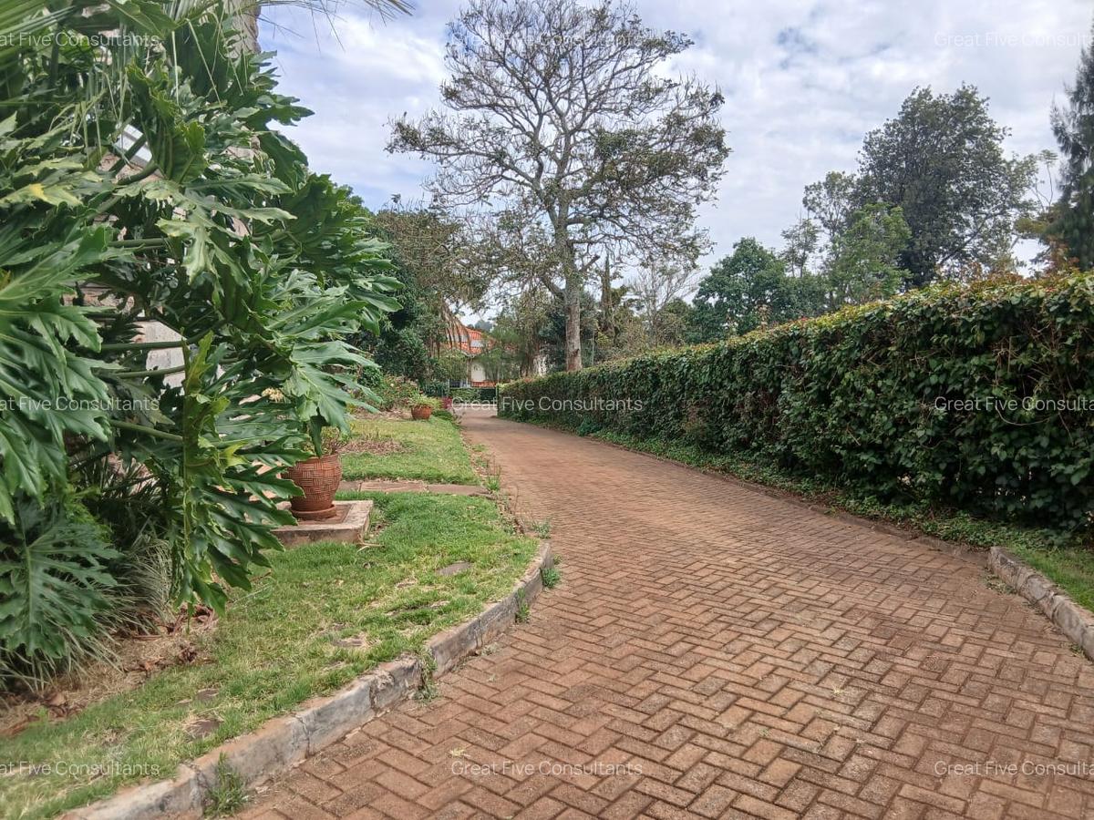 4 Bed Villa with En Suite in Redhill - 16