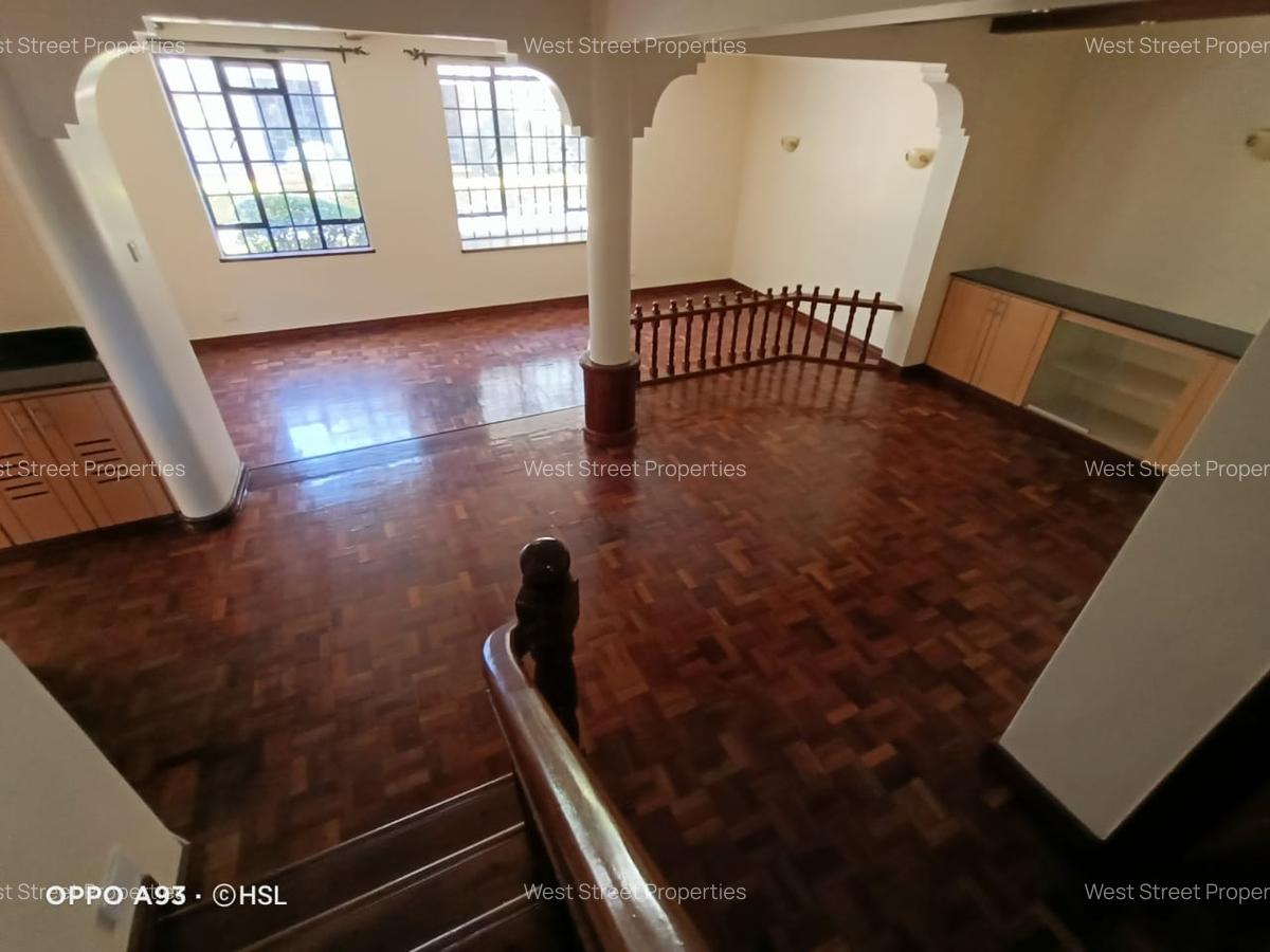 5 Bed Townhouse with En Suite at Lavington - 4