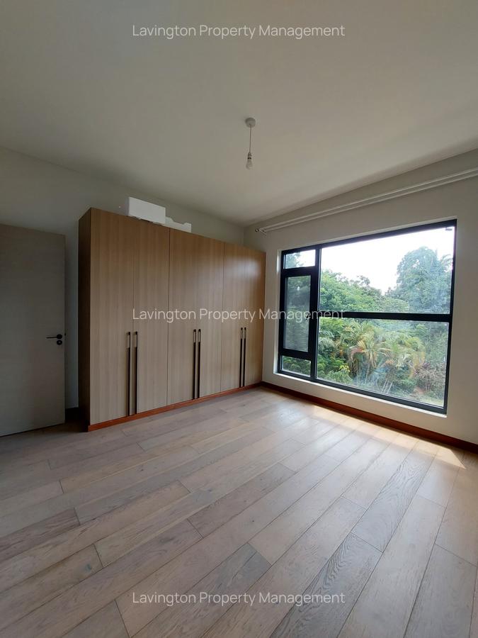 5 Bed House with En Suite at Lavington Green - 10