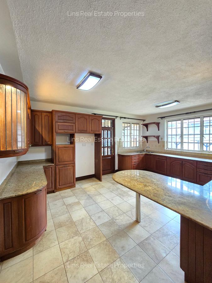 5 Bed House with En Suite in Runda - 14