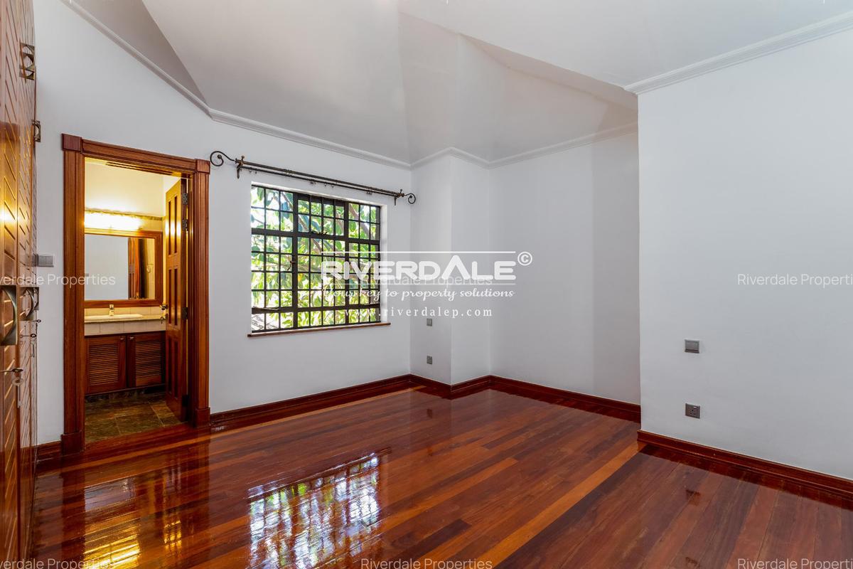 4 Bed Villa with En Suite in Westlands Area - 14