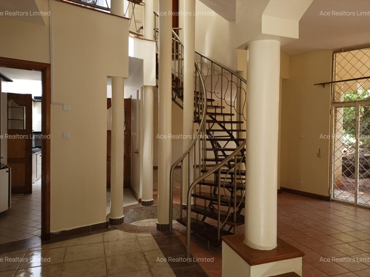 4 Bed Villa with En Suite at Dennis Pritt Road - 4