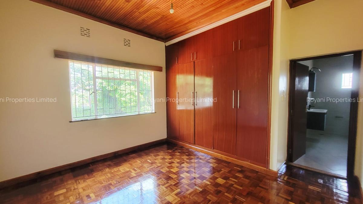 5 Bed House with En Suite in Rosslyn - 11