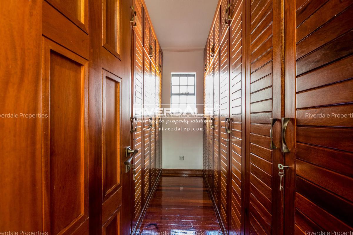 4 Bed Villa with En Suite in Westlands Area - 12