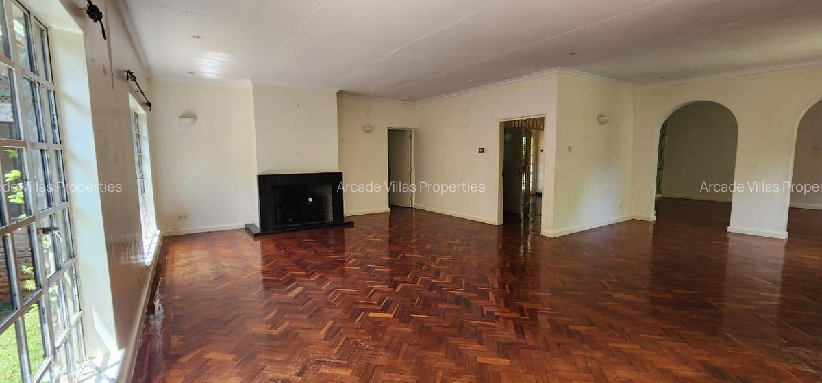 4 Bed House with En Suite in Lavington - 4