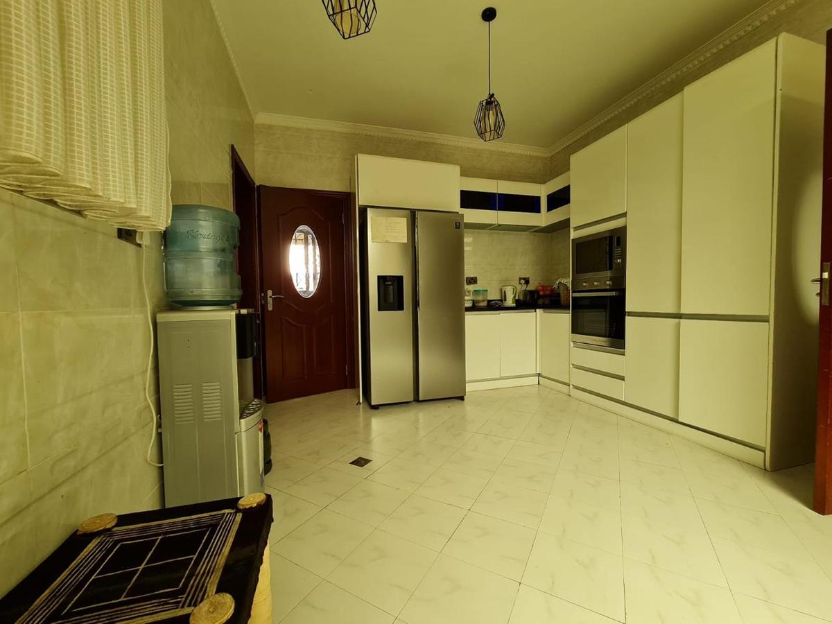 5 Bed Townhouse with En Suite at Lavington - 12