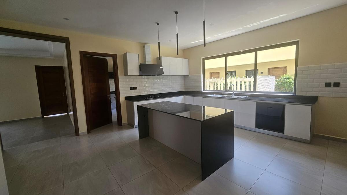 6 Bed House with En Suite in Runda - 16