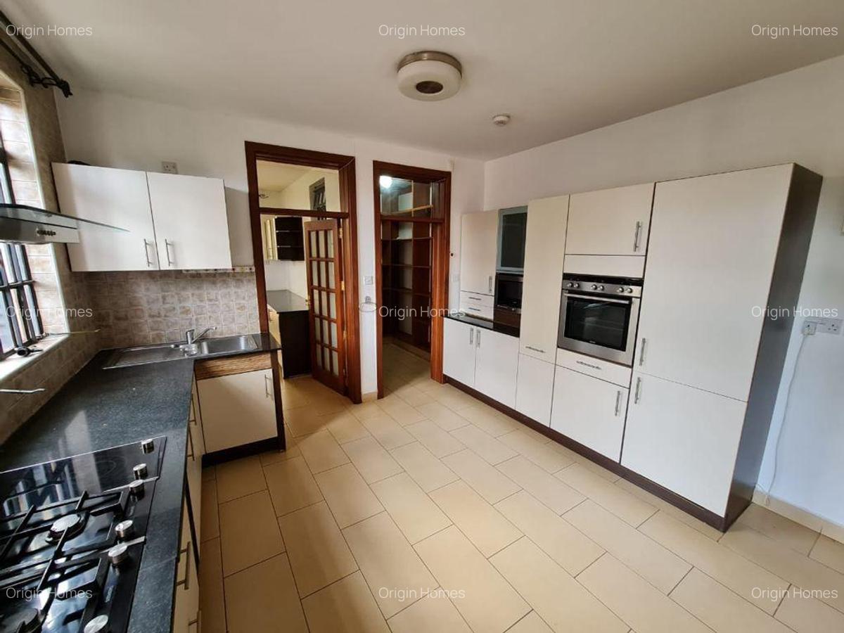 4 Bed Townhouse with En Suite at Lavington - 6