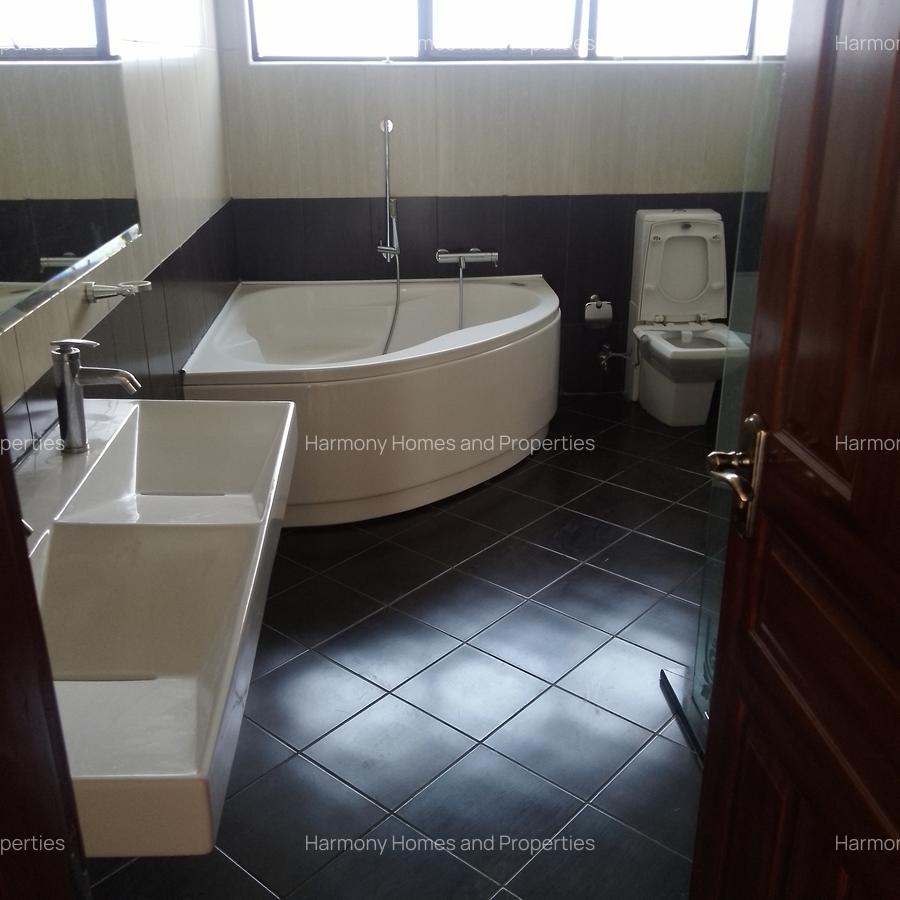 5 Bed Villa with En Suite at Brookside - 10