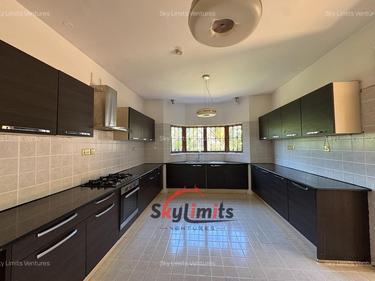 5 Bed Villa with En Suite in Runda - 4