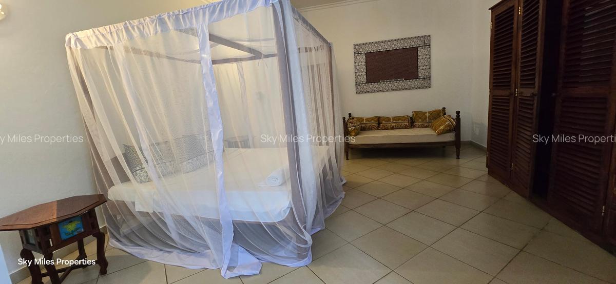 Serviced 3 Bed Apartment with En Suite at La-Marina - 16