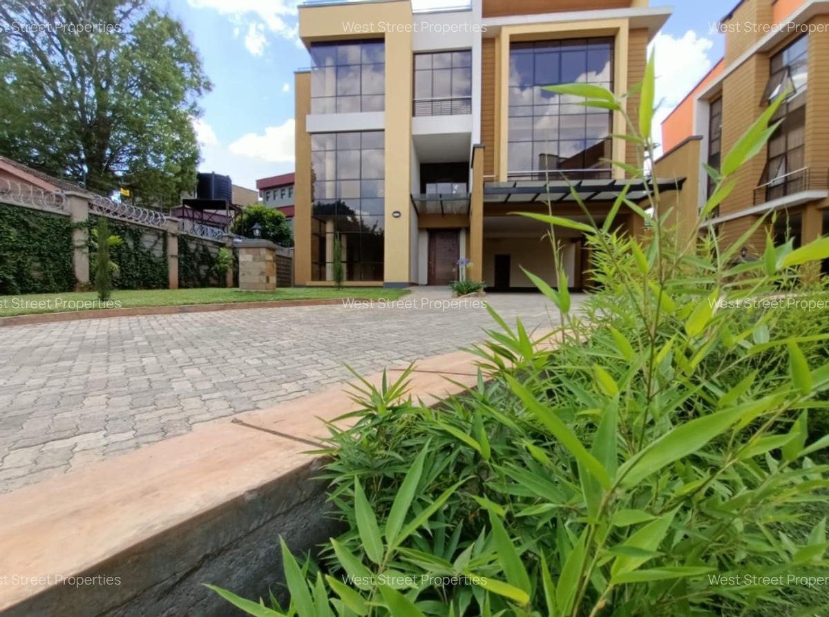 5 Bed Villa with En Suite at Lavington - 1