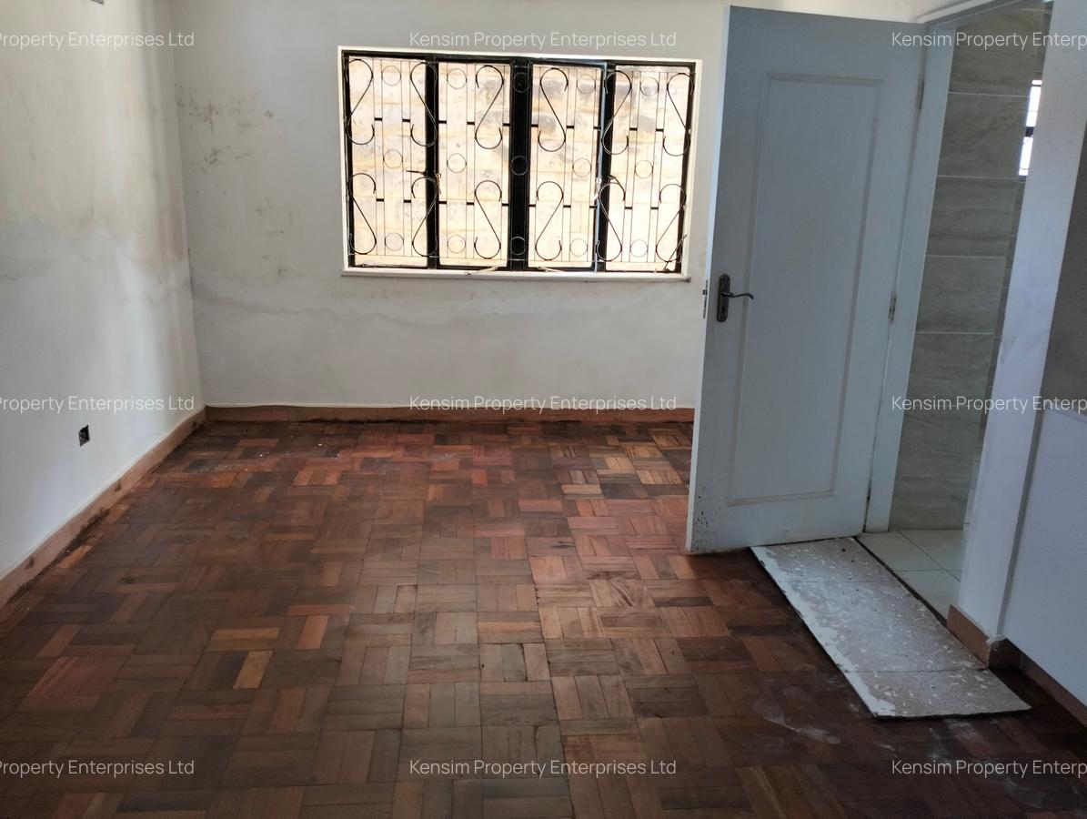 6 Bed House with En Suite in Lavington - 12