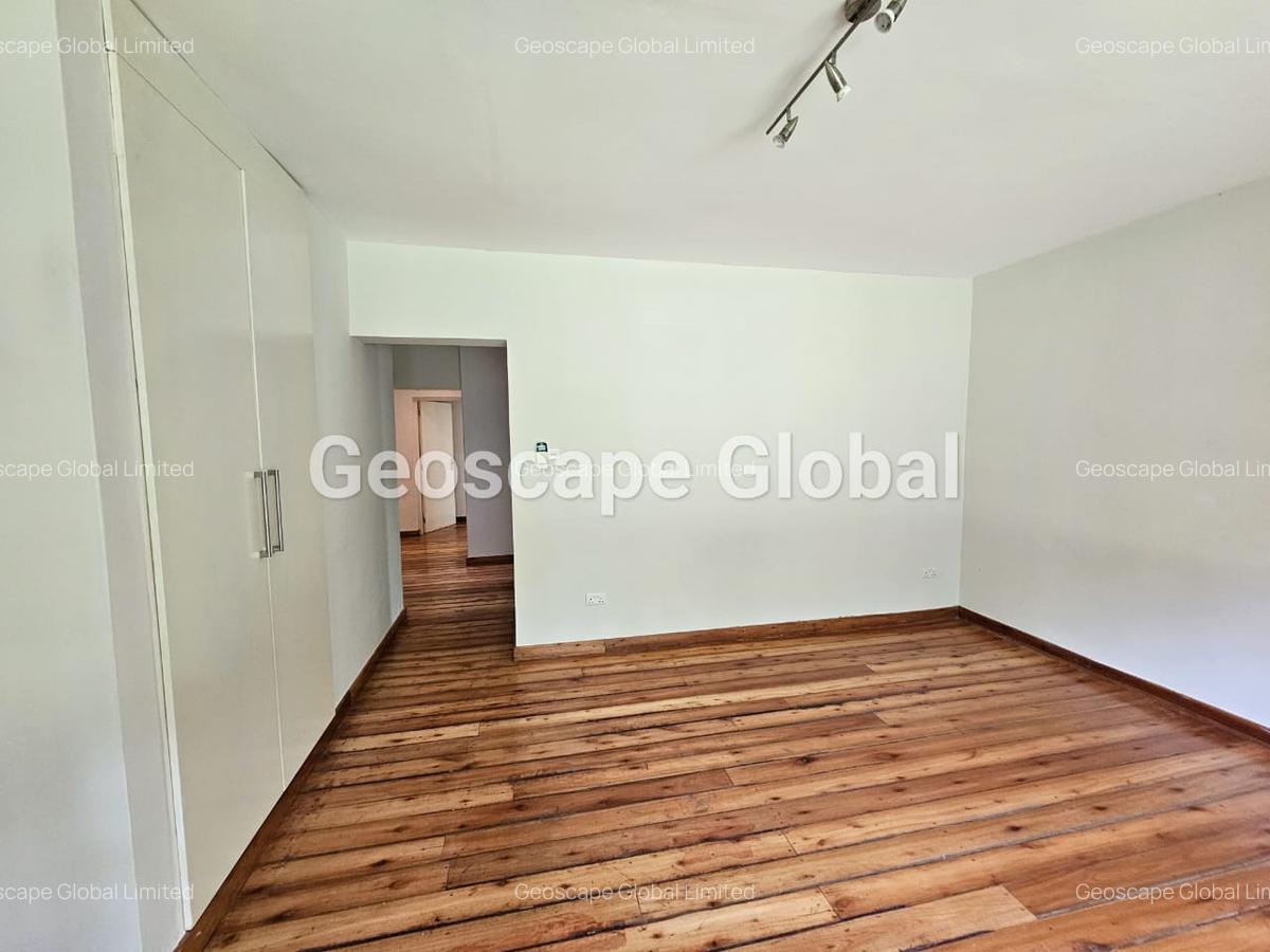 3 Bed House with En Suite in Ridgeways - 9