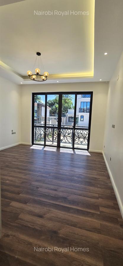 5 Bed Townhouse with En Suite at Lavington Green - 17