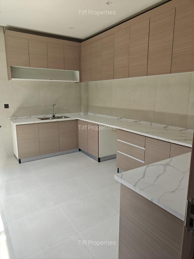 6 Bed House in Nyari - 7