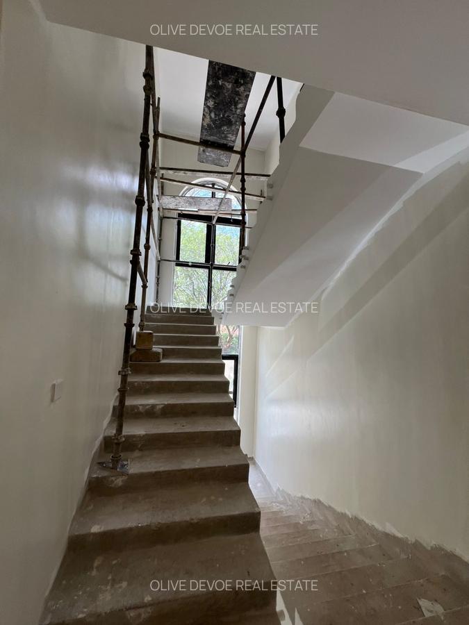 6 Bed Townhouse with En Suite in Lavington - 10