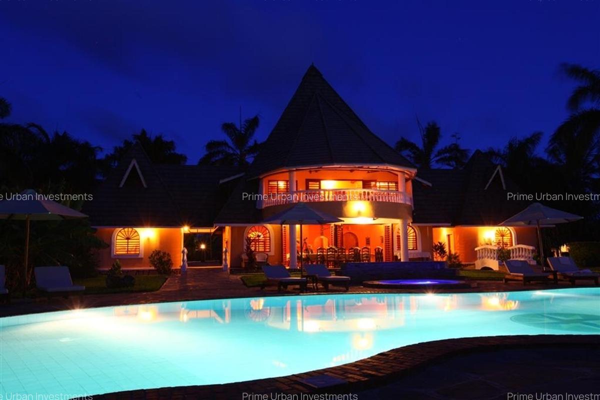 10 Bed Villa with En Suite in Diani - 1