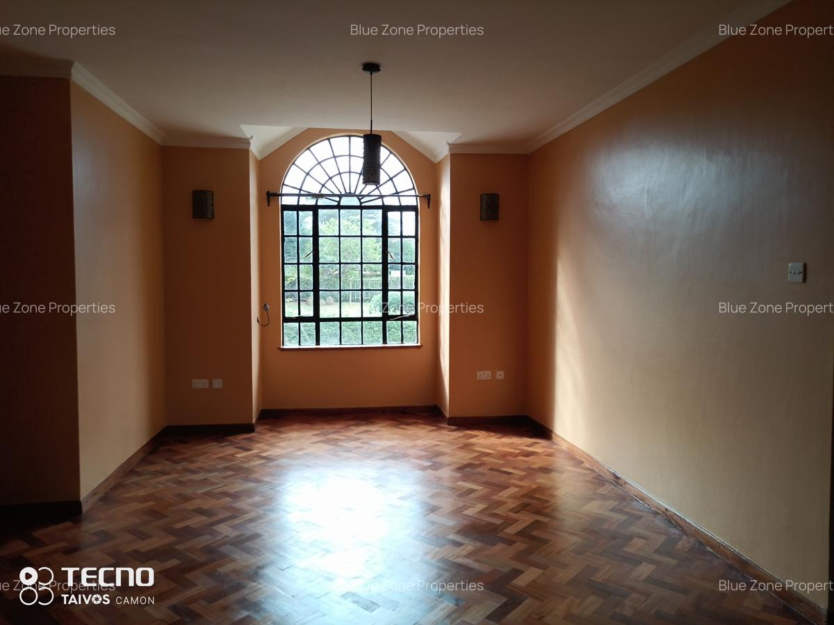 4 Bed Townhouse with En Suite at Close To Un - 14