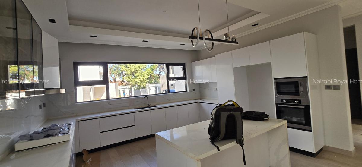 5 Bed Townhouse with En Suite at Lavington Green - 17