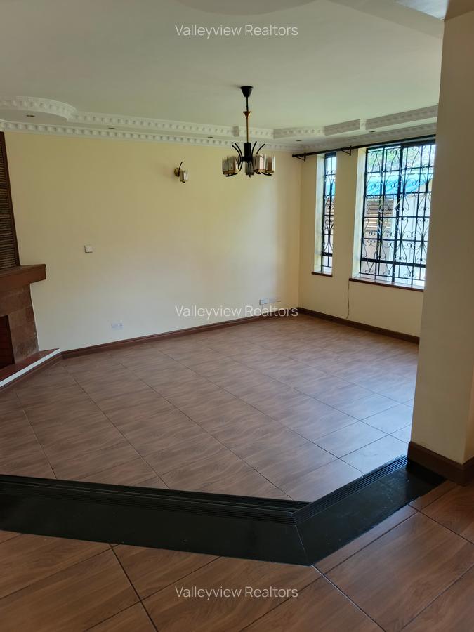 5 Bed Townhouse with En Suite at Lavington - 5