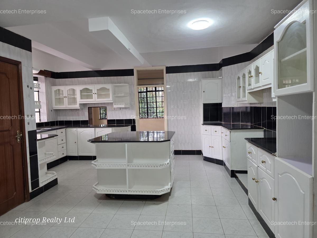 5 Bed House with En Suite in Runda - 11