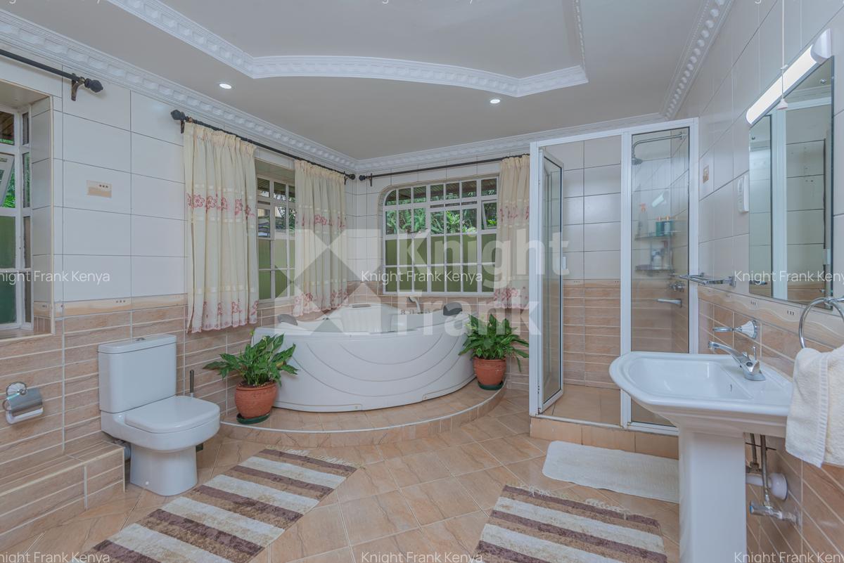 5 Bed House with Garden in Runda - 11