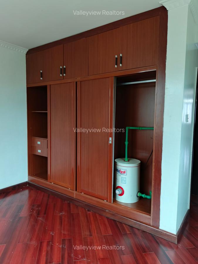 5 Bed Townhouse with En Suite at Lavington - 19