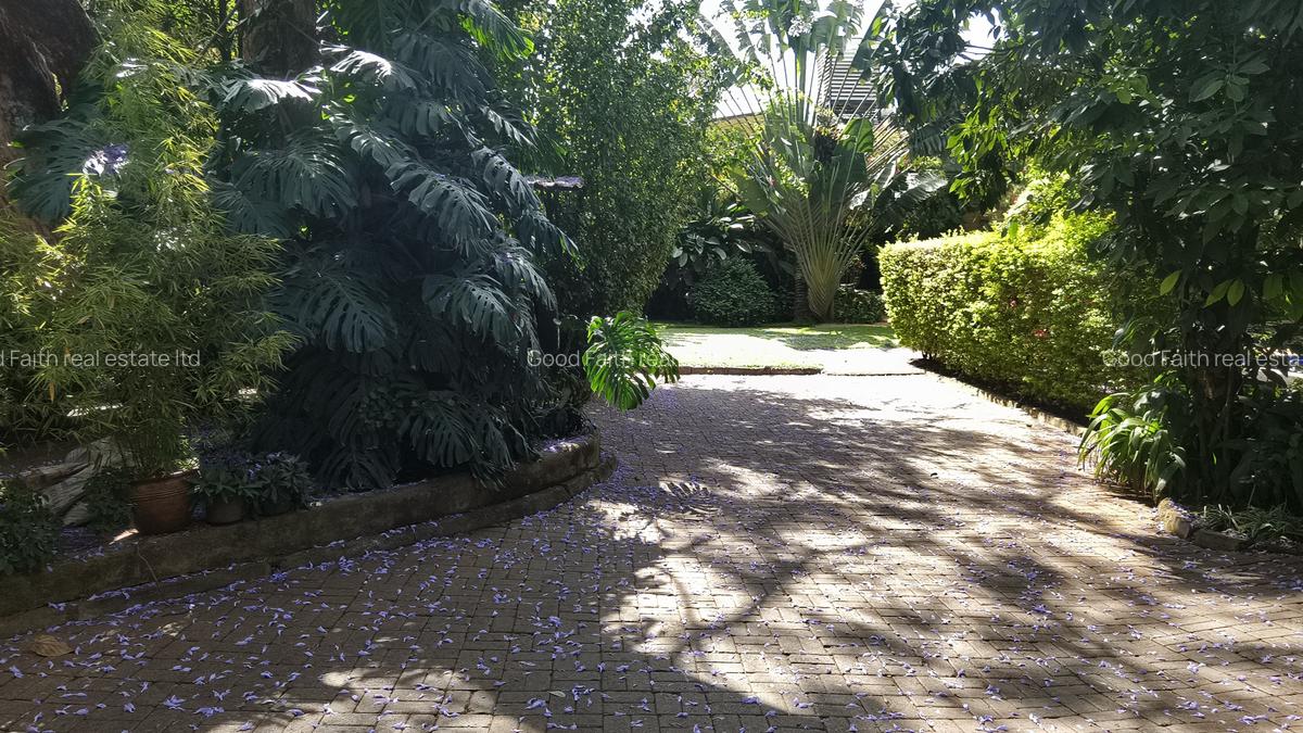 5 Bed House with En Suite in Runda - 4