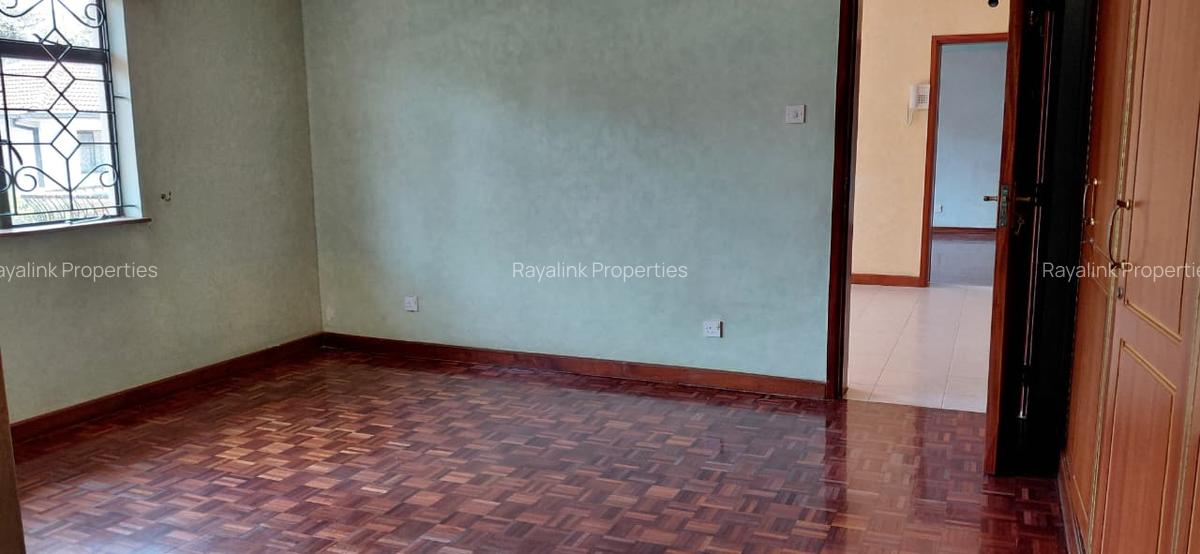 4 Bed Townhouse with En Suite at Grivellea - 5