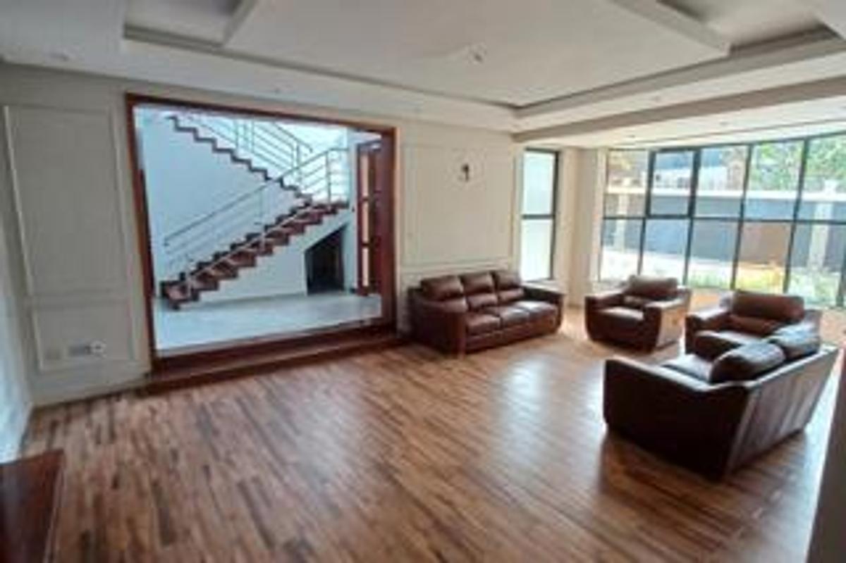 5 Bed Townhouse with En Suite in Lavington - 8